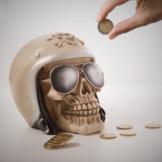 Kaukolės formos taupyklė su motociklininko šalmu