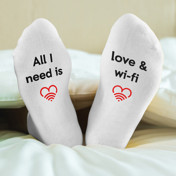 Moteriškos kojinės su spauda ant padų "Love & Wifi"