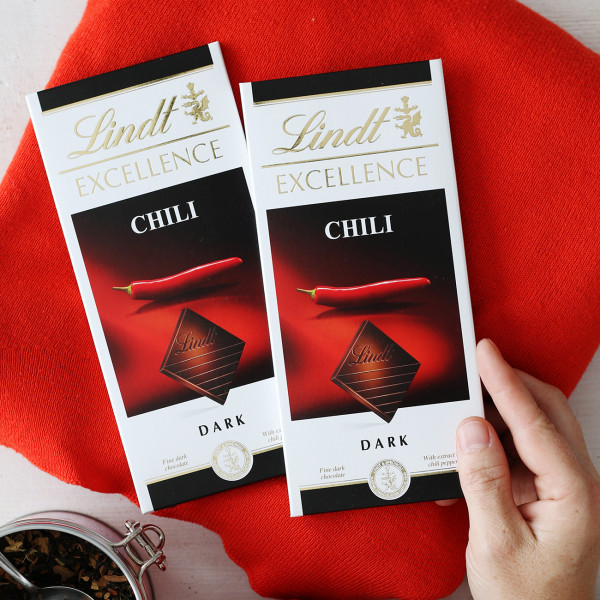 2 vnt. "LINDT EXCELLENCE" juodojo šokolado su aitriųjų paprikų ekstraktu