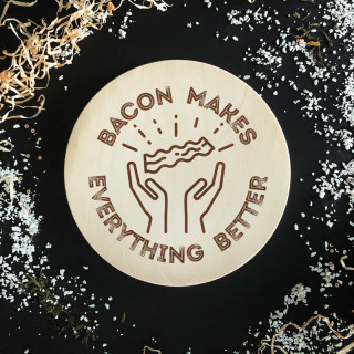 Graviruota medinė pjaustymo lentelė "Bacon makes everything better"
