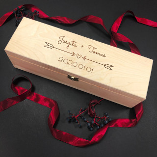 Medinė butelio dėžė "Meilė" su pasirinktais vardais bei data