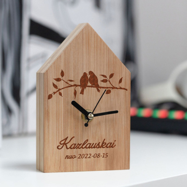 Bambukinis namuko formos laikrodis "Šeima" su Jūsų pasirinkta pavarde ir data