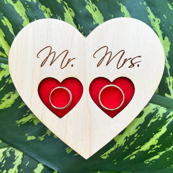 Medinis graviruotas padėkliukas vestuviniams žiedams "Mr ir Mrs"