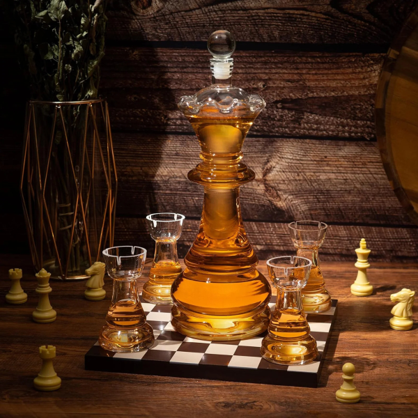 Grafino ir 4 stiklinių rinkinys „Royal Chess“