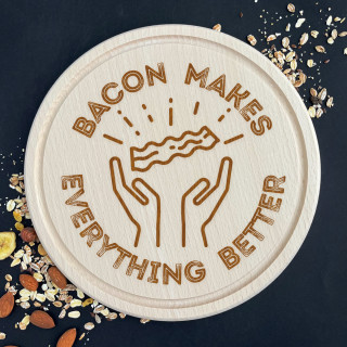 Graviruota medinė pjaustymo lentelė "Bacon makes everything better"