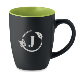Graviruotas puodelis su "J" inicialu