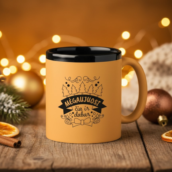 Graviruotas puodelis "Mėgaujuosi čia ir dabar"