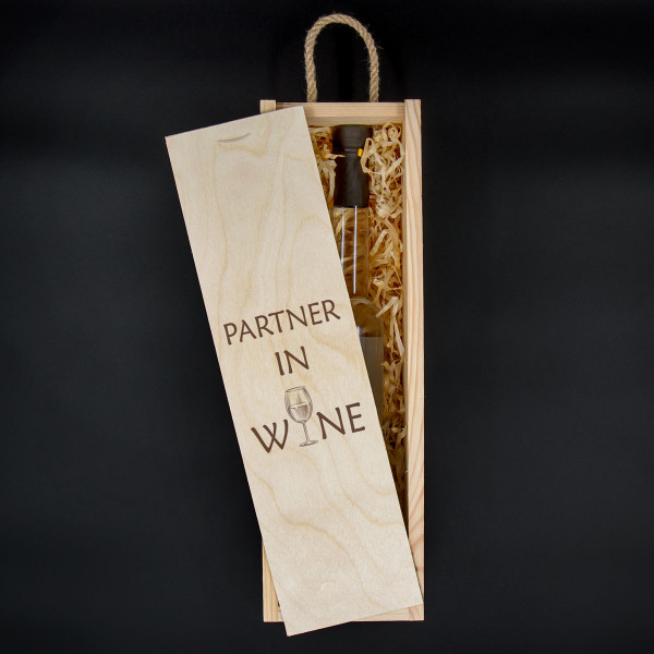Medinė butelio dėžė "Partner in wine"