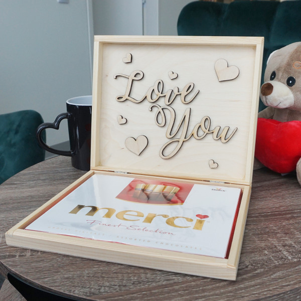 Medinė dėžutė su šokoladu "Love you"