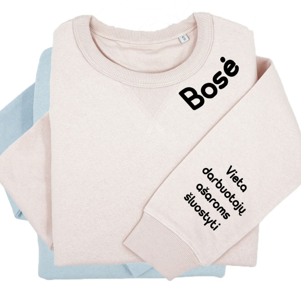UNISEX pastelinis "Sully" džemperis "Bosė - darbuotojų ašaroms" su spauda ant rankovės UNISEX pastelinis "Sully" džemperis "Bosė - darbuotojų ašaroms" su spauda ant rankovės