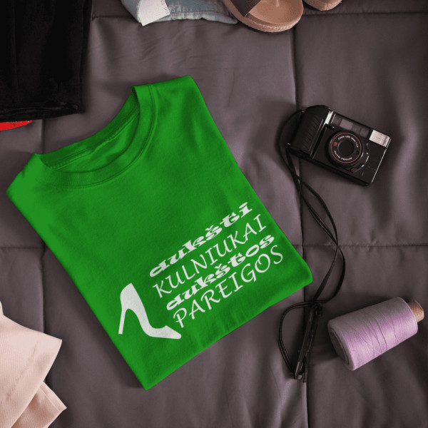 Moteriški marškinėliai "Aukšti kulniukai - aukštos pareigos"