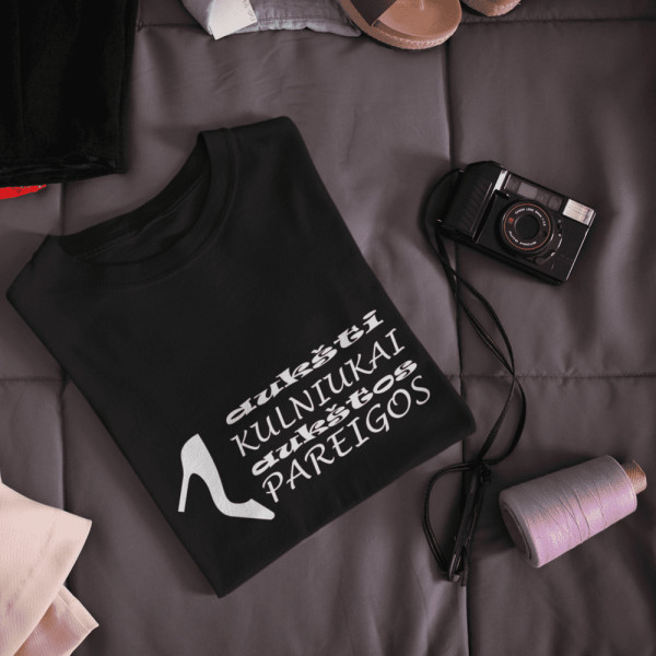 Moteriški marškinėliai "Aukšti kulniukai - aukštos pareigos"