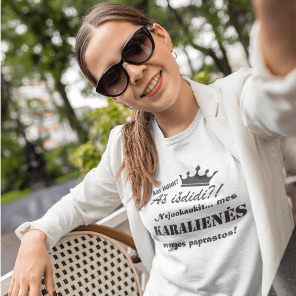 Moteriški marškinėliai "Karalienės mergos paprastos" Moteriški marškinėliai "Karalienės mergos paprastos"