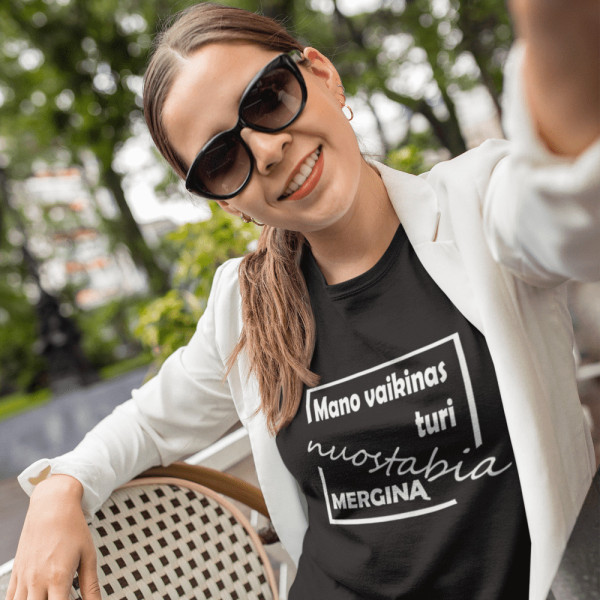 Moteriški marškinėliai "Nuostabi mergina" Moteriški marškinėliai "Nuostabi mergina"
